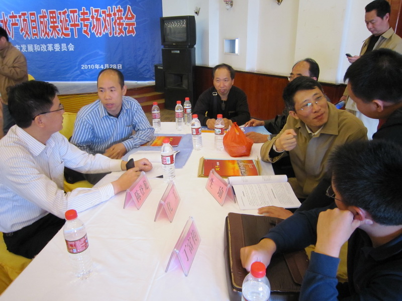 企业代表与首页教授现场交流
